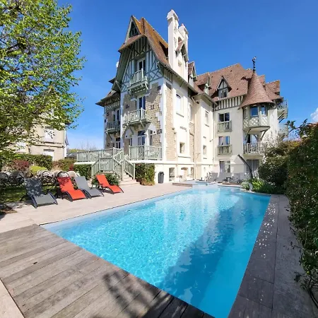 Augeval De Charme & Hotel 3*