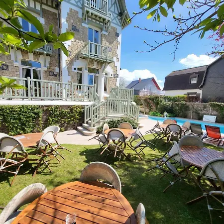 Augeval De Charme & Hotel 3*