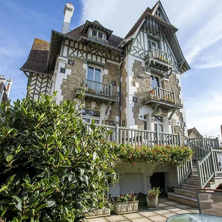 Augeval De Charme & Hotel 3*