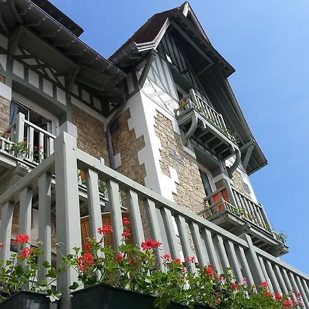 Augeval De Charme & Hotel 3*